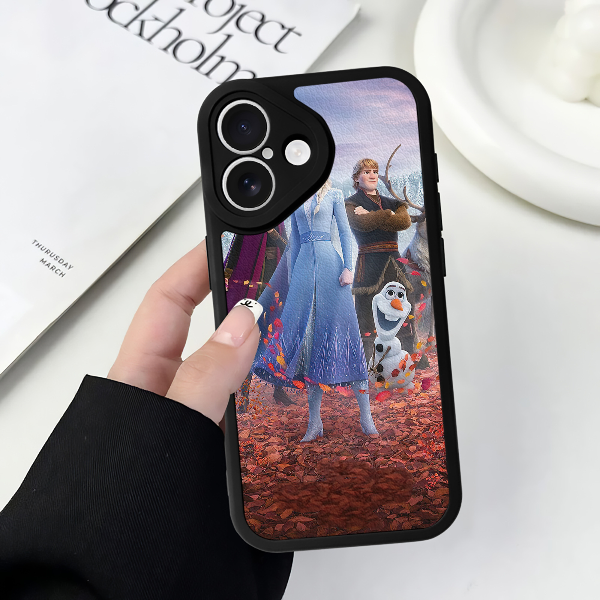 （画像用） アナと雪の女王 アンナ エルサ Frozen Anna Elsa 【iPhone 16シリーズ対応】シリコンスマホケース（レザー調） 材質：シリコン